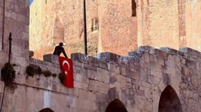 Halep Kalesi'nde Türk bayrağı dalgalandı