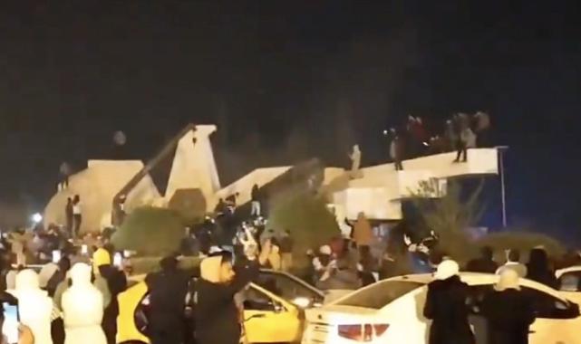 Hama'ya giren muhaliflerin ilk icraatı: Hafız Esad heykeli yıkıldı