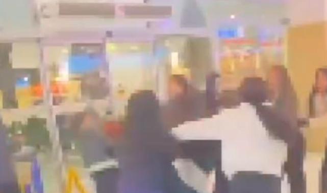 Isparta'da AVM ortasında kız kavgası: Sandalyeler havada uçuştı