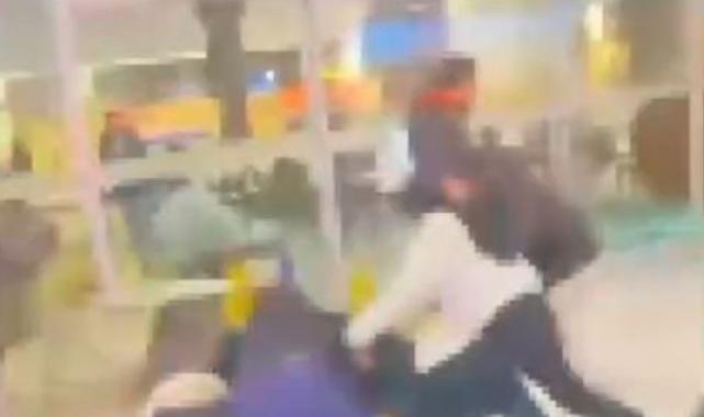 Isparta'da AVM ortasında kız kavgası: Sandalyeler havada uçuştı