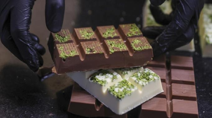 Isparta&#039;da Dubai çikolatası üreticisini sahte dekontla dolandırdılar