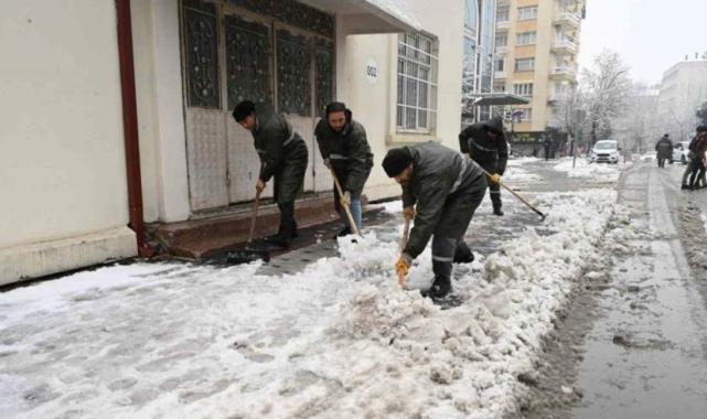 Isparta'da kar yağışı nedeniyle okullarda 1 günlük tatil