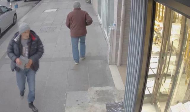 İstanbul Fatih'te kaldırım taşıyla kuyumcu soymaya çalışan şüpheli yakalandı