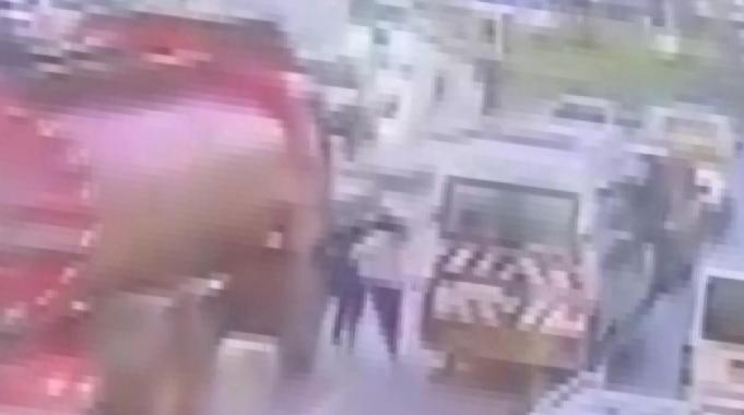 İstanbul Gaziosmanpaşa&#039;da su tankerinin 15 yaşındaki kıza çarptığı anlar