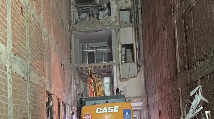 İstanbul'da çöken binanın altında kalan işçiyi kurtarma çalışmaları devam ediyor