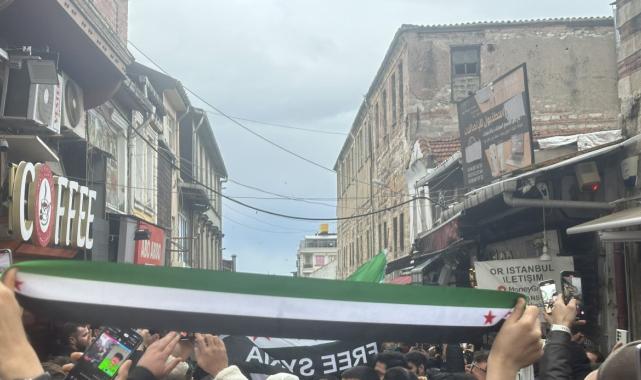 İstanbul'da Esad rejiminin düşmesinin ardından sevinç gösterileri