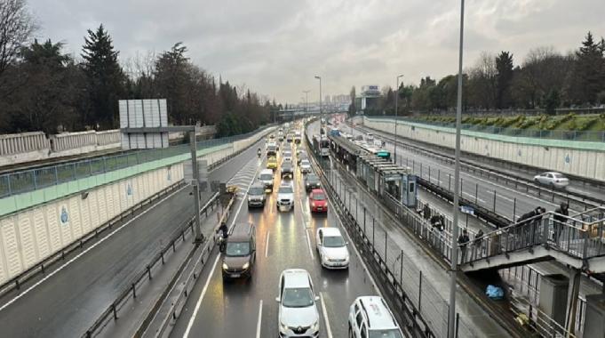İstanbul&#039;da yağmurun da etkisiyle trafik yoğunluğu yaşanıyor