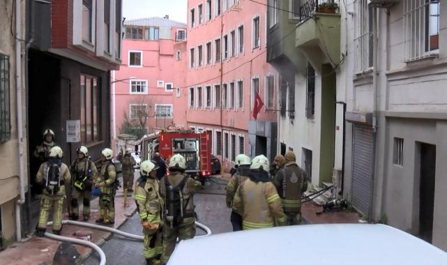 İstanbul'da yangından kurtarılan kediye kalp masajı