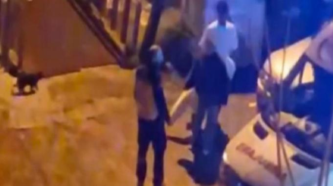 İstanbul'da yardım istediği sağlık görevlilerine saldırdı