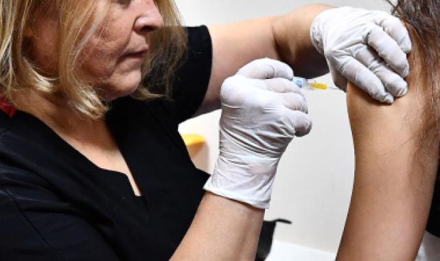 İzmir Büyükşehir HPV aşısı uygulamasını başlattı... Kadınlar ilk dozları yaptırdı
