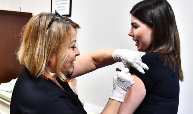 İzmir Büyükşehir HPV aşısı uygulamasını başlattı... Kadınlar ilk dozları yaptırdı
