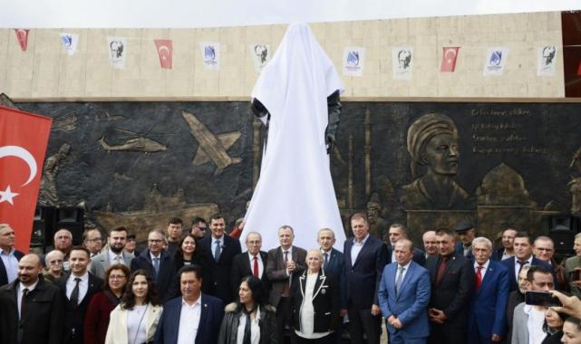 Manisa'da CHP'li Yunusemre Belediyesi'nden heykel açılışı