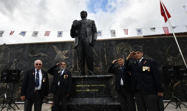 Manisa'da CHP'li Yunusemre Belediyesi'nden heykel açılışı