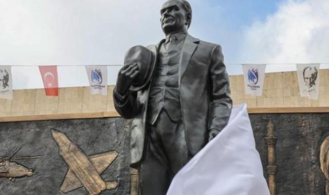 Manisa'da CHP'li Yunusemre Belediyesi'nden heykel açılışı