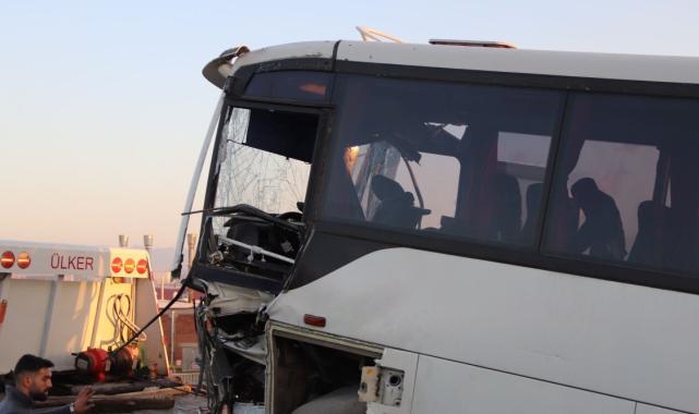 Manisa'da işçi servisi ile tır çarpıştı: 22 yaralı