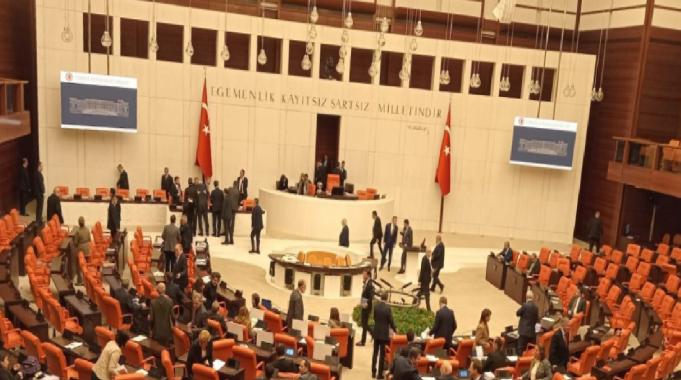 Meclis'te başörtüsü tartışması: Senin de mi başını açtılar?