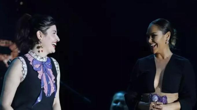 Oyuncu Gonca Vuslateri Hülya Avşar'ı övdü: "Anne gibi"