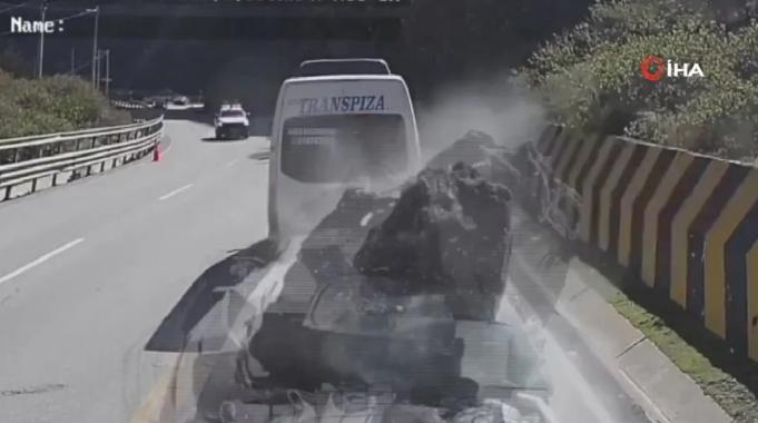 Peru'da dev kaya aracın üzerine düştü: 2 ölü