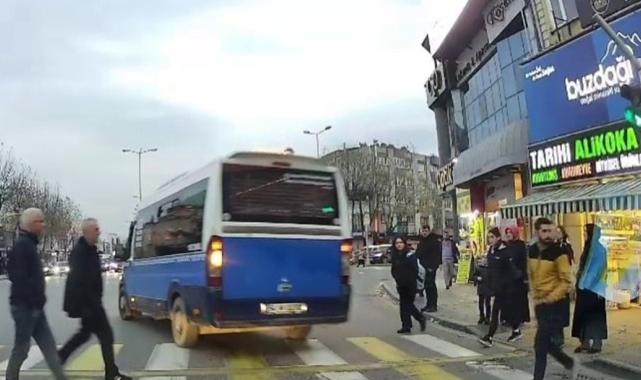 Sakarya'da kırmızı ışıkta geçen minibüsün yayaya çarpmasına ramak kaldı