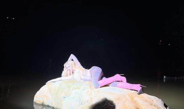 Şarkıcı Aleyna Tilki, hem tarzı hem de makyajıyla gündem oldu