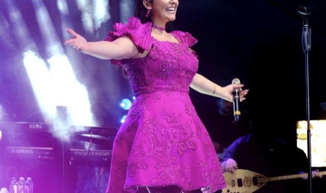 Şarkıcı Tuğçe Kandemir anne oldu! Doğumhaneden fotoğraf paylaştı