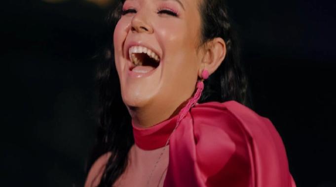 Şarkıcı Tuğçe Kandemir anne oldu! Doğumhaneden fotoğraf paylaştı