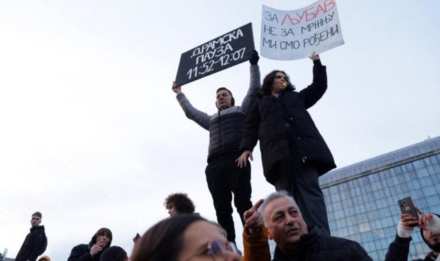 Sırbistan'da onbinlerce katılımcı ile protesto! Ülke tarihine geçti
