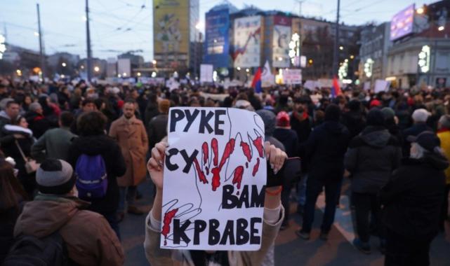 Sırbistan'da onbinlerce katılımcı ile protesto! Ülke tarihine geçti