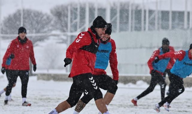 Sivasspor, Galatasaray maçının hazırlıklarına yoğun kar altında devam etti