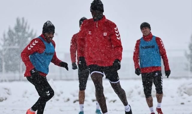 Sivasspor, Galatasaray maçının hazırlıklarına yoğun kar altında devam etti