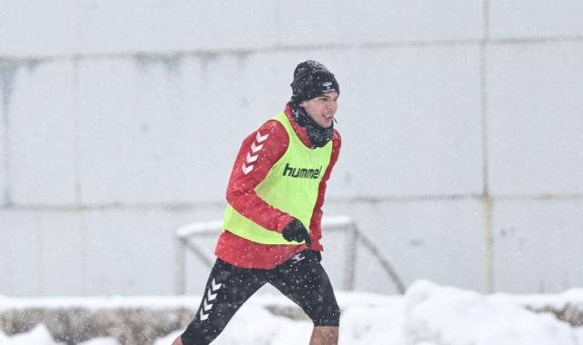 Sivasspor, Galatasaray maçının hazırlıklarına yoğun kar altında devam etti