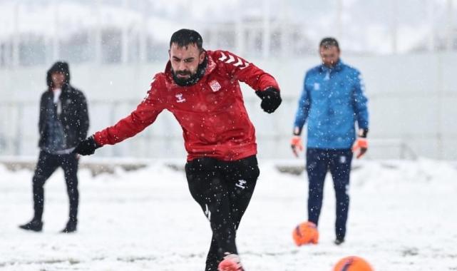 Sivasspor, Galatasaray maçının hazırlıklarına yoğun kar altında devam etti