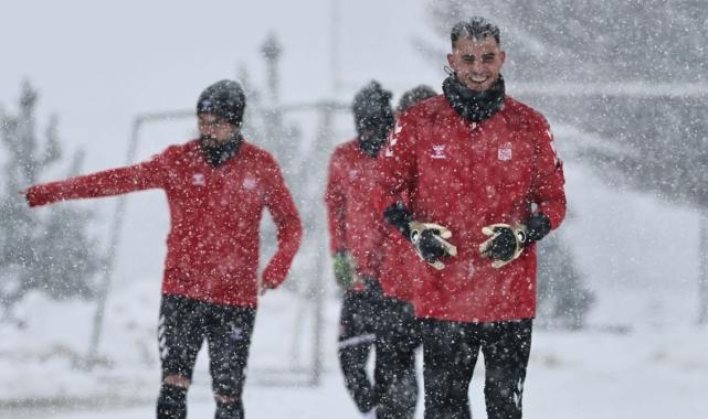 Sivasspor, Galatasaray maçının hazırlıklarına yoğun kar altında devam etti