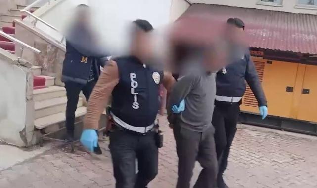 Sivas'ta tırın dorsesinden 26 kaçak göçmen çıktı