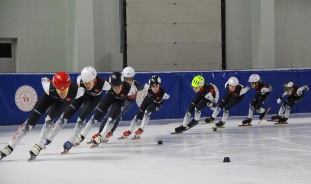 Sofya’daki buz pateni yarışmalarından 20 madalyayla döndüler