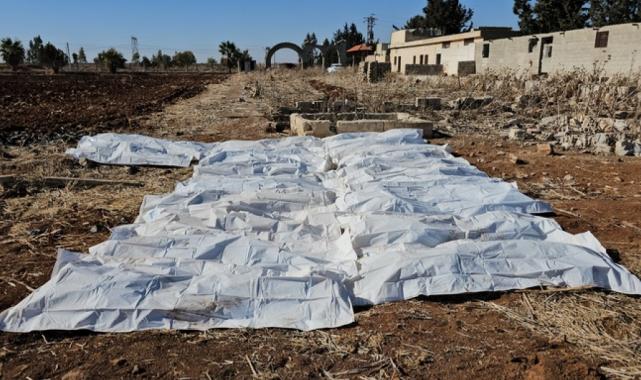 Suriye'de toplu mezarlar yaşanan vahşeti gün yüzüne çıkartıyor