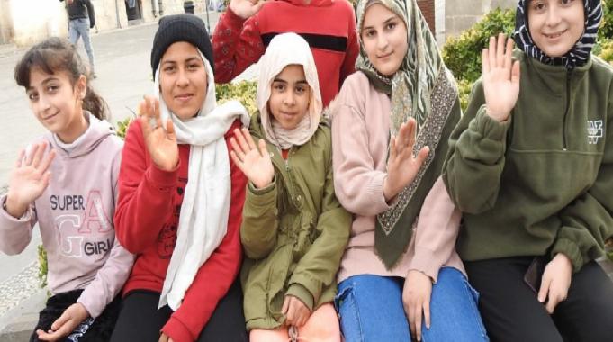 Suriyeli çocuklardan Esad&#039;ın devrilmesi sonrası ülkelerine dönüş sevinci