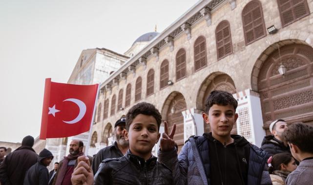 Suriyeliler cuma namazı için Emevi Camii'ne akın etti