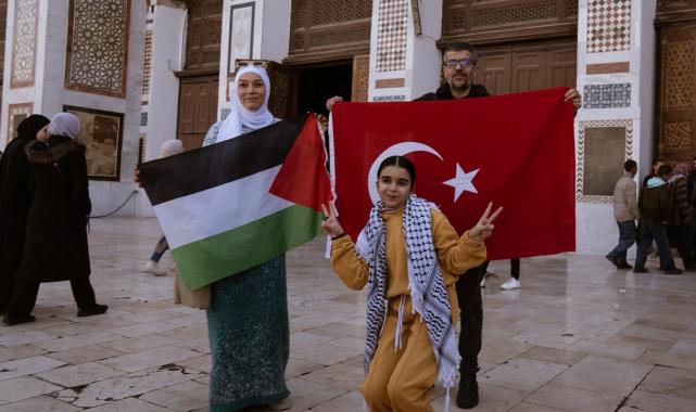 Suriyeliler cuma namazı için Emevi Camii'ne akın etti