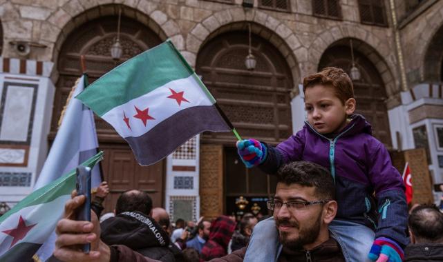 Suriyeliler cuma namazı için Emevi Camii'ne akın etti