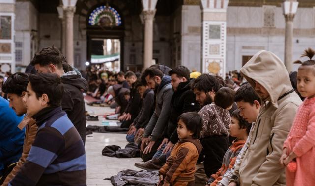 Suriyeliler cuma namazı için Emevi Camii'ne akın etti