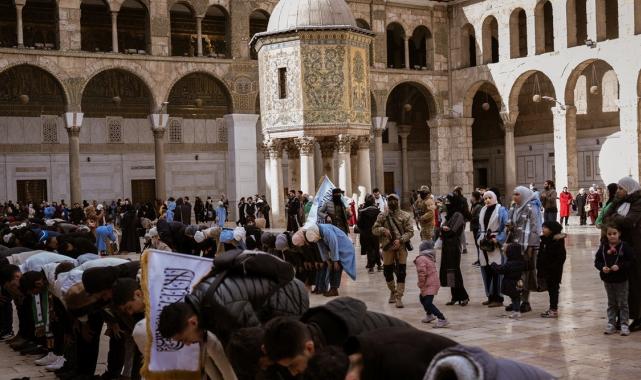 Suriyeliler cuma namazı için Emevi Camii'ne akın etti