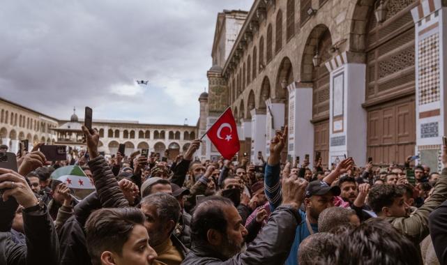 Suriyeliler cuma namazı için Emevi Camii'ne akın etti