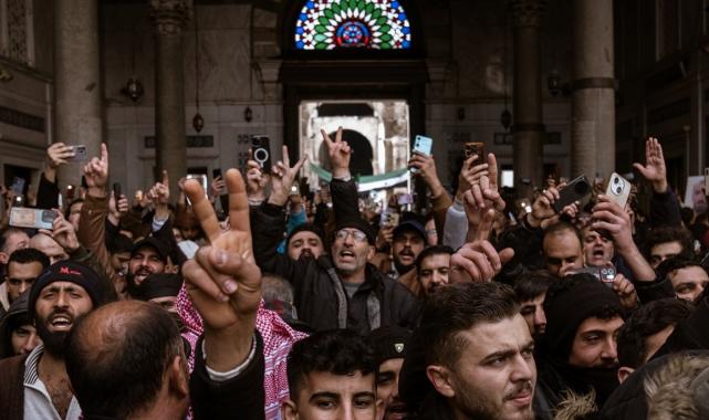 Suriyeliler cuma namazı için Emevi Camii'ne akın etti