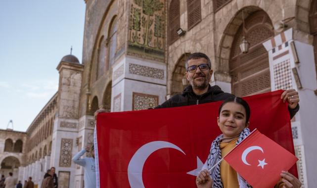 Suriyeliler cuma namazı için Emevi Camii'ne akın etti