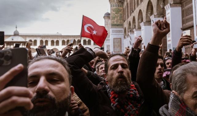 Suriyeliler cuma namazı için Emevi Camii'ne akın etti