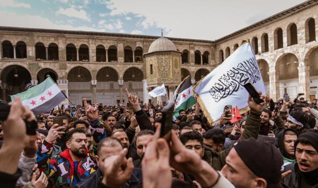 Suriyeliler cuma namazı için Emevi Camii'ne akın etti