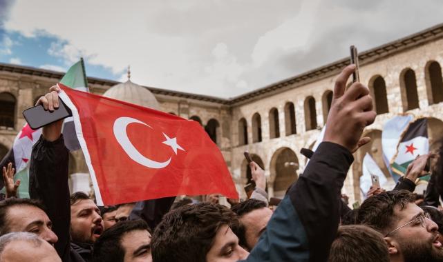 Suriyeliler cuma namazı için Emevi Camii'ne akın etti