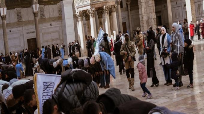 Suriyeliler cuma namazı için Emevi Camii&#039;ne akın etti