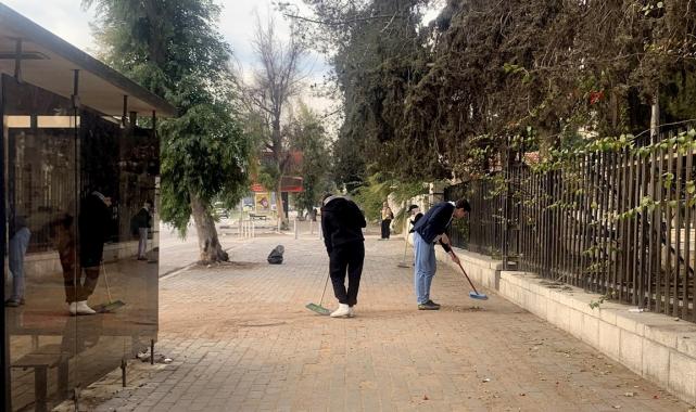 Suriye'nin başkenti Şam'da gönüllü gençler sokakları temizliyor